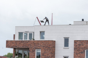 stenengooier op het dak